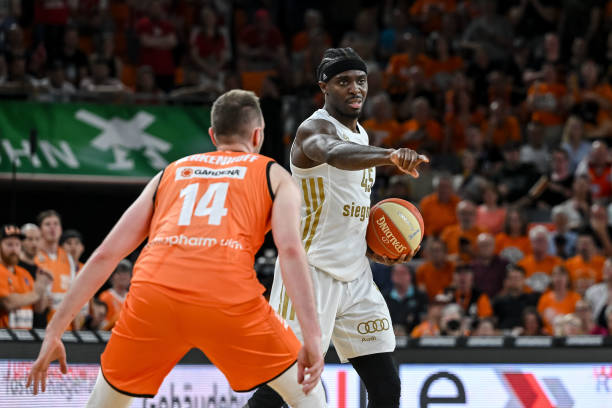 依然控制在 依然控制在